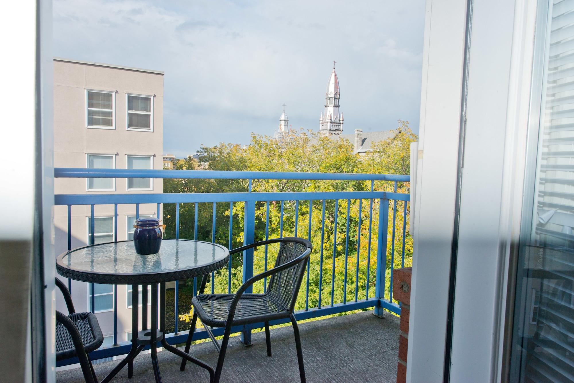 Hotel Byward Blue Ottawa